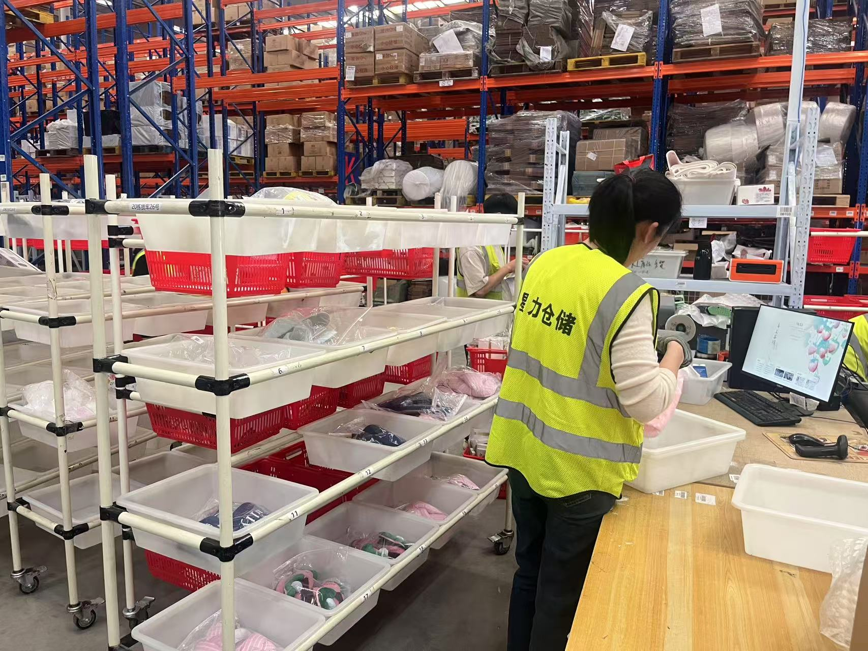 小饰品仓库托管时，如何实现多SKU的精细化管理？